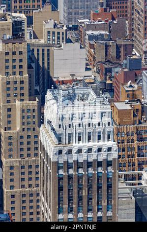 La garniture blanche met en valeur le design art déco de la Nelson Tower dans le quartier des vêtements de Manhattan. Un regard rapproché montre que la pierre est rehaussée par la peinture blanche. Banque D'Images