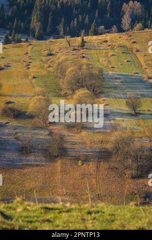 Beau paysage de printemps le matin dans la campagne. Vue sur les collines du village d'Asturna en Slovaquie illuminée par le soleil du matin. Banque D'Images