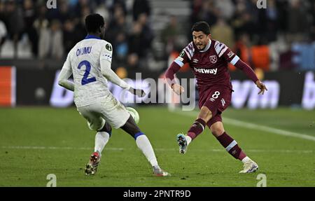 Londres, Royaume-Uni. 20th avril 2023. Pablo Fornals (West Ham) passe devant Joseph Okumu (Gand) lors du match de la Ligue de conférence de l'UEFA Europa de West Ham vs KAA Gent au London Stadium Stratford. Crédit : MARTIN DALTON/Alay Live News Banque D'Images