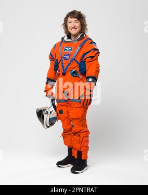 Houston, États-Unis. 30 mars 2023. L'astronaute de la NASA Christina Hammock Koch et un membre de l'équipage Artemis II posent dans la combinaison orange vif du système de survie de l'équipage Orion au Centre spatial Johnson, à 28 mars 2023, à Houston, au Texas. Koch a été sélectionné comme ingénieur de vol pour la mission Artemis II sur la Lune. Crédit : Robert Markowitz/NASA/Alay Live News Banque D'Images