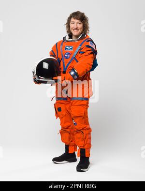 Houston, États-Unis. 30 mars 2023. L'astronaute de la NASA Christina Hammock Koch et un membre de l'équipage Artemis II posent dans la combinaison orange vif du système de survie de l'équipage Orion au Centre spatial Johnson, à 28 mars 2023, à Houston, au Texas. Koch a été sélectionné comme ingénieur de vol pour la mission Artemis II sur la Lune. Crédit : Robert Markowitz/NASA/Alay Live News Banque D'Images