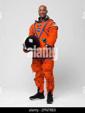 Houston, États-Unis. 30 mars 2023. Victor Glover, astronaute de la NASA et pilote Artemis II, pose dans la combinaison orange vif du système de survie de l'équipage Orion au Centre spatial Johnson, à 28 mars 2023, à Houston, au Texas. Glover a été sélectionné comme le premier homme noir à piloter une mission sur la Lune. Crédit : Robert Markowitz/NASA/Alay Live News Banque D'Images
