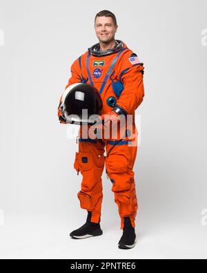 Houston, États-Unis. 30 mars 2023. L'astronaute de la NASA Reid Wiseman et le commandant d'Artemis II posent dans la combinaison orange vif du système de survie de l'équipage Orion au Centre spatial Johnson, à 28 mars 2023, à Houston, au Texas. Crédit : Robert Markowitz/NASA/Alay Live News Banque D'Images