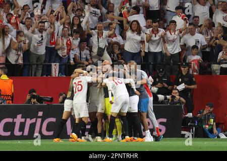 Séville, Espagne. 20th avril 2023. Stade Ramon Sanchez Pizjuan, Séville, Espagne, 20 avril 2023, Les joueurs de Séville célèbrent leur troisième but pendant Sevilla FC vs Manchester United - football Europa League Match Credit: Live Media Publishing Group/Alay Live News Banque D'Images