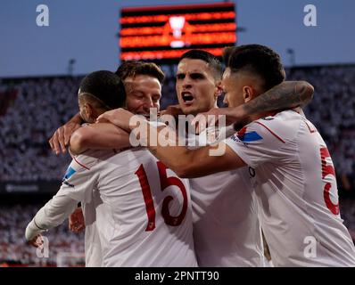 Séville, Espagne. 20th avril 2023. Les joueurs du FC Sevilla célèbrent le but lors du match de football final de l'UEFA Europa League Quarter entre le FC Sevilla et le Manchester United à l'Estadio Ramon Sanchez Pizjuan. Séville a gagné le match 3-0 et le cravate 5-2 sur l'agrégat, ils joueront Juventus dans la demi finale. (Foto: Sports Press photo/Sports Press photo/C - DÉLAI D'UNE HEURE - ACTIVER FTP UNIQUEMENT SI LES IMAGES DE MOINS D'UNE HEURE - Alay) crédit: SPP Sport Press photo. /Alamy Live News Banque D'Images