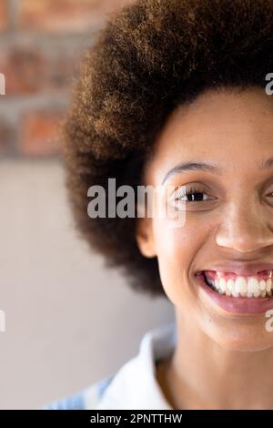 Demi-portrait de visage de la bonne biracial décontracté femme d'affaires souriante Banque D'Images