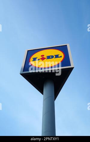 Logo de supermarché Lidl en forme de prisme sur un grand poteau à l'extérieur du magasin à Bucarest, Roumanie sur 9 avril 2023 Banque D'Images