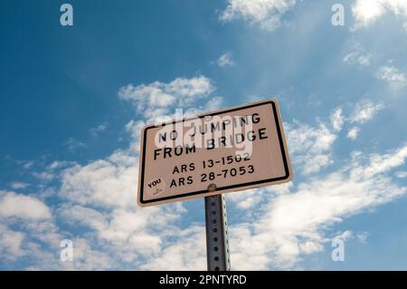 Plusieurs panneaux d'avertissement sur le pont Navajo dans le nord de l'Arizona Banque D'Images