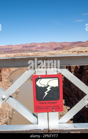 Panneau d'avertissement sur le pont Navajo, Arizona Banque D'Images