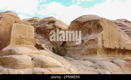 Temple au-dessus d'une maison Rock-Cut à Little Petra ou Siq Al-Barid, Jordanie Banque D'Images