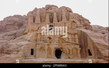 Temple au-dessus d'une maison Rock-Cut à Little Petra ou Siq Al-Barid, Jordanie Banque D'Images