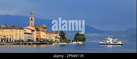 Ville de Salò. Lac de Garde, Lago di Garda, Gardasee. Ferry Pelèr. Banque D'Images