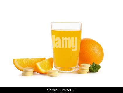 Verre de comprimé effervescent de vitamine C dissous dans de l'eau et des oranges isolées sur fond blanc Banque D'Images