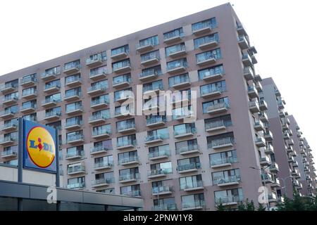 Groupe de grands blocs d'appartements dans la zone résidentielle et un logo Lidl au-dessus de l'entrée d'un magasin à Bucarest, Roumanie sur 9 avril 2023 Banque D'Images