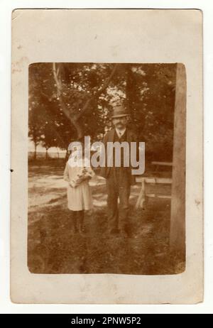 HODONIN, la République tchécoslovaque, vers 1941 : Vintage photo d'une petite fille avec son grand-père, vers 1941. Banque D'Images