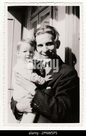 HODONIN, la République tchécoslovaque, vers 1941 : Vintage photo montre une petite fille avec son oncle, vers 1941 Banque D'Images