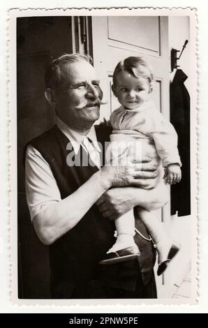 HODONIN, la République tchécoslovaque, vers 1941 : Vintage photo d'une petite fille avec son grand-père, vers 1941 Banque D'Images