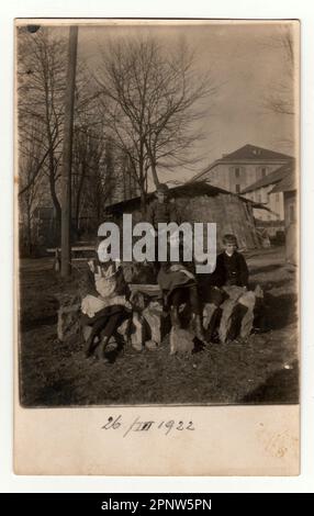 HODONIN, la République tchécoslovaque, le 26 mars : Vintage photo montre un groupe d'enfants, le 26 mars 1922. Banque D'Images