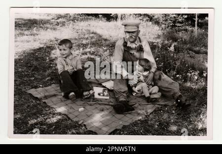 HODONIN, la République tchécoslovaque, vers 1941 : Vintage photo montre les petits enfants avec leur grand-père, vers 1941. Banque D'Images