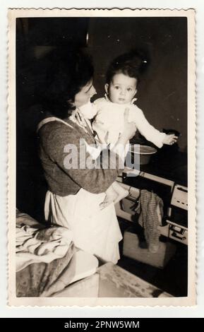 HODONIN, la République tchécoslovaque, vers 1941 : Vintage photo d'une petite fille avec sa mère, vers 1941. Banque D'Images