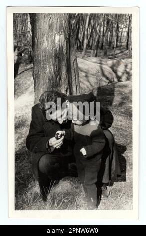 HODONIN, la République tchécoslovaque, vers 1941 : Vintage photo montre une petite fille avec son oncle dans la nature, vers 1941 Banque D'Images