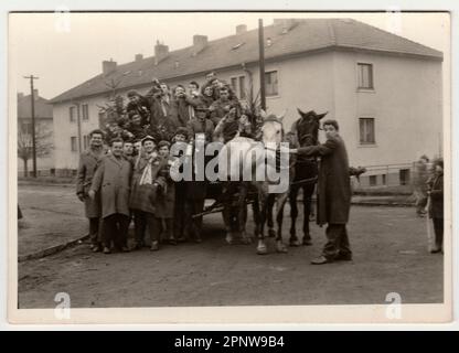 LA RÉPUBLIQUE SOCIALISTE TCHÉCOSLOVAQUE, VERS 1965: Une photo d'époque montre des conscrits - recruteurs, vers 1965. Banque D'Images