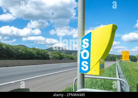 Itatiba-sp,brazil-19 avril,2023 téléphone sur autoroute utilisé pour les urgences avec le signal universel de s.o.s. Banque D'Images