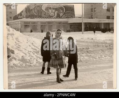 URSS - VERS 1980s: Photo d'époque montre que la fille pose dans la rue en hiver. Banque D'Images