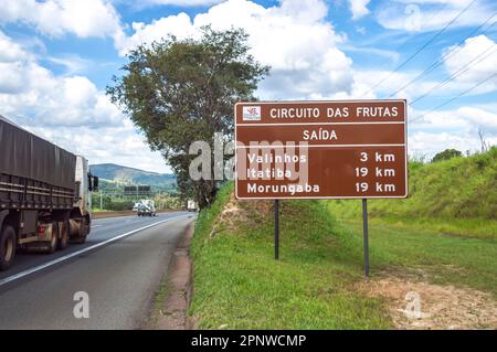 Itatiba-sp,brazil-19 avril,2023 Traduction: Circuit de fruits, sortie ' plaque indiquant les villes d'Itatiba sp Valinhos sp et morungaba sp. Banque D'Images