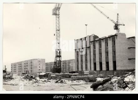 URSS - VERS 1970s: Photo d'époque montre la construction de blocs d'appartements en URSS. Hiver. Banque D'Images