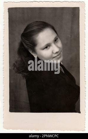 URSS - VERS 1960s: Portrait d'époque montre une jeune femme. Photo antique en noir et blanc. Banque D'Images