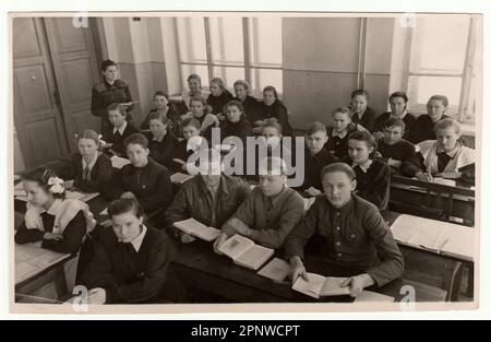 URSS - VERS 1950s: Photo d'époque montre des camarades d'école aux bureaux de l'école. Banque D'Images