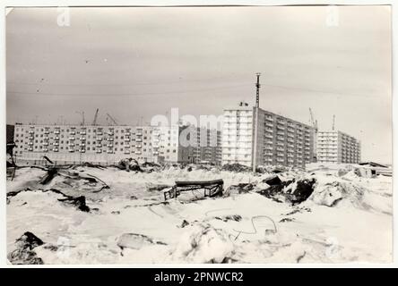 Photo vintage montre la construction de blocs d'appartements en URSS. Heure d'hiver. Banque D'Images