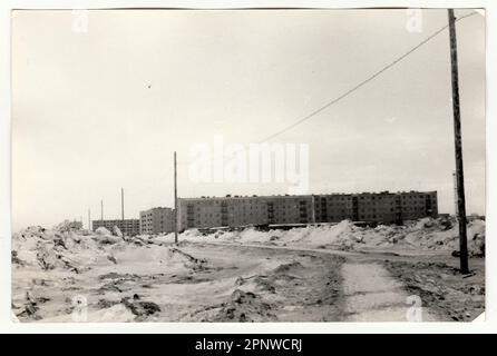 Photo vintage montre la construction de blocs d'appartements en URSS. Heure d'hiver Banque D'Images