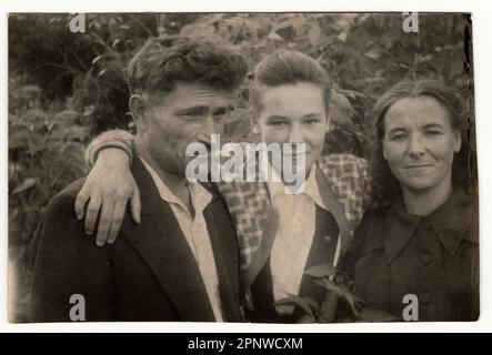 URSS - 1950: Photo d'époque montre la fille avec les parents à l'extérieur. Banque D'Images