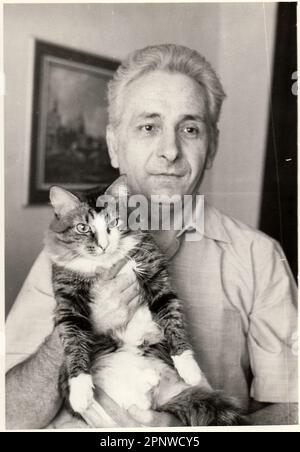 URSS - CIRCA 1980s : photo vintage montre l'homme tient chat. Banque D'Images