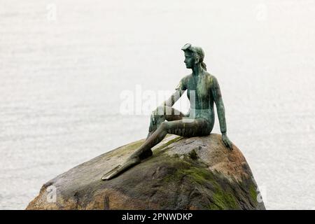 « Girl in a Wetsuit », une sculpture de bronze grandeur nature de 1972 de l'artiste Elek Imredy, est vue sur un rocher dans l'eau au large du parc Stanley, à Vancouver, au Canada. Banque D'Images