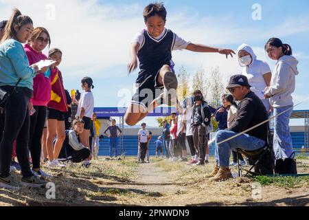 Bayanbileg Enkhbayar, 13 ans, participe au saut à long terme à un événement sportif scolaire à Dalanzadgad, province d'Umnugovi, Mongolie, le 17 septembre 2022. L'événement a repris après une pause de deux ans en raison de blocages en cas de pandémie. (Uranchimeg Tsoghuu/Global Press Journal) Banque D'Images