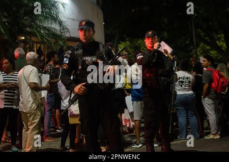 Rio de Janeiro, Brésil. 20th avril 2023. Les gens participent à une manifestation contre le racisme dans la favela Rocinha. Les manifestants se sont rassemblés en réponse à une vidéo d'une femme blanche filmée sur un homme noir avec une laisse de chien et faisant des remarques racistes. Credit: Tercio Teixeira/dpa/Alay Live News Banque D'Images