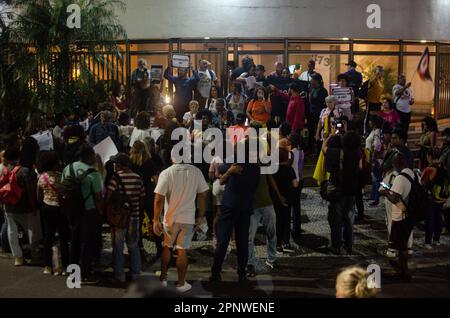 Rio de Janeiro, Brésil. 20th avril 2023. Les gens participent à une manifestation contre le racisme dans la favela Rocinha. Les manifestants se sont rassemblés en réponse à une vidéo d'une femme blanche filmée sur un homme noir avec une laisse de chien et faisant des remarques racistes. Credit: Tercio Teixeira/dpa/Alay Live News Banque D'Images