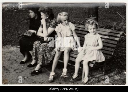 Photo vintage montre les mères et leurs filles. Photo antique en noir et blanc. Banque D'Images