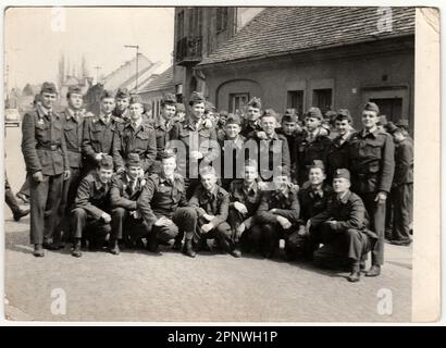 La photo d'époque montre un groupe de soldats dans la rue. Banque D'Images