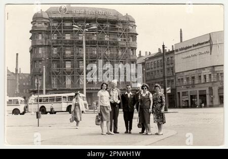 Vintage photo montre groupe de personnes dans la ville inconnue en Allemagne - GDR. Banque D'Images