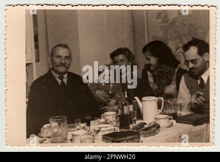 La photo d'époque montre la famille pendant la fête. Banque D'Images