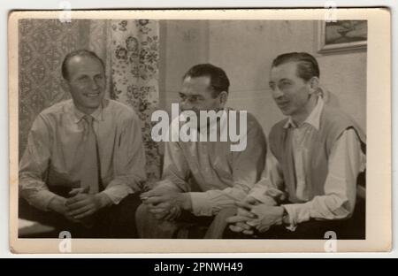 Des spectacles photo vintage que les hommes ont un agréable moment à la maison. Banque D'Images