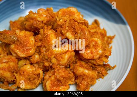 Un délicieux plat maison, crevettes frites avec jaune d'œuf salé Banque D'Images