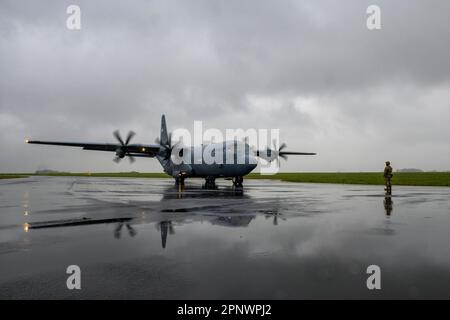 ÉTATS-UNIS Le sergent d'état-major de la Force aérienne, David Adams, 435th Escadron d'intervention en cas d'urgence compagnon d'entretien aérospatial, commande un aéronef de fret C-130J Super Hercules affecté à la base aérienne de Ramstein, en Allemagne, à la base aérienne de Chièvres, en Belgique, au cours de l'exercice Agile Bison (9 mars 2023). L'exercice de deux semaines est conçu pour que 435th membres du Groupe d'intervention en cas d'urgence s'entraînent à l'ouverture des aérodromes expéditionnaires, à la conduite d'opérations portuaires aériennes et au maintien de mesures de protection de la force dans des scénarios réels. (É.-U. Photo de l'armée par Pierre-Etienne Courtejoie) Banque D'Images