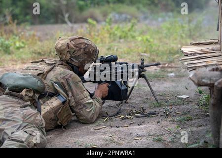 ÉTATS-UNIS Des soldats de l'armée, avec 25th divisions d'infanterie, procèdent à la suppression par le feu lors d'un exercice d'entraînement à la base aérienne du colonel Ernesto Ravina, Philippines, dans le cadre de Balikatan 23 sur 13 avril 2023. Balikatan 23 est la répétition en 38th de l'exercice bilatéral annuel entre les forces armées des Philippines et l'armée américaine. L'exercice comprend trois semaines de formation axées sur les opérations amphibies, le commandement et le contrôle, l'aide humanitaire, les opérations urbaines et les compétences en matière de lutte contre le terrorisme dans tout le nord et l'ouest de Luzon. L'entraînement de la défense côtière est en bonne place dans le Balikatan Banque D'Images
