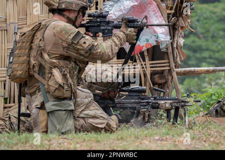 ÉTATS-UNIS Des soldats de l'armée, avec 25th divisions d'infanterie, procèdent à la suppression par le feu lors d'un exercice d'entraînement à la base aérienne du colonel Ernesto Ravina, Philippines, dans le cadre de Balikatan 23 sur 13 avril 2023. Balikatan 23 est la répétition en 38th de l'exercice bilatéral annuel entre les forces armées des Philippines et l'armée américaine. L'exercice comprend trois semaines de formation axées sur les opérations amphibies, le commandement et le contrôle, l'aide humanitaire, les opérations urbaines et les compétences en matière de lutte contre le terrorisme dans tout le nord et l'ouest de Luzon. L'entraînement de la défense côtière est en bonne place dans le Balikatan Banque D'Images