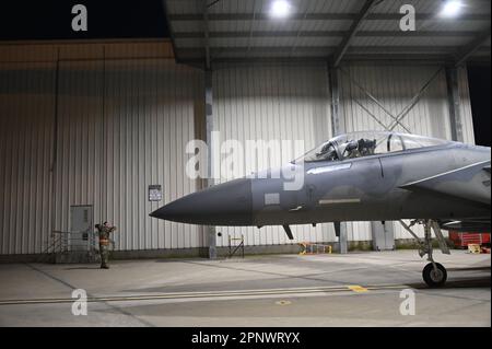 Dans le cadre de l'exercice vigilant du Commandement de la défense aérospatiale de l'Amérique du Nord (NORAD), le NORAD F-15Cs prend le départ de la base de la Garde nationale de Fresno Air à l'appui de l'exercice, sur 12 avril 2023. La zone continentale des États-Unis La région du NORAD a coordonné le lancement de l'aéronef NORAD à partir de l'escadre de chasse 144th de la California Air National Guard pour effectuer des opérations de manœuvre visant à assurer la défense et la sécurité de l'Amérique du Nord. Le Bouclier vigilant est un exercice binational entre les États-Unis et le Canada visant à évaluer et à améliorer la préparation du NORAD et des États-Unis Northern Command, sa com Banque D'Images